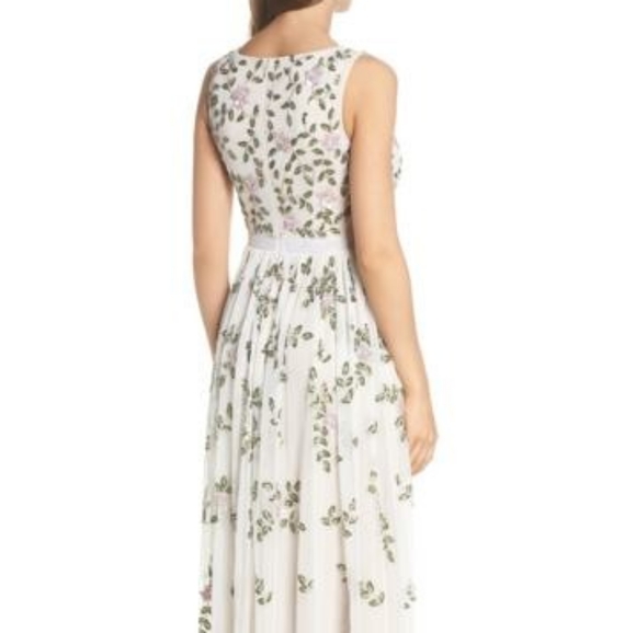 Adrianna Papell Flower Sequin Gown. Beaded dress - Picture 5 of 8